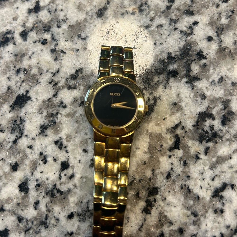 Vintage 1990’s Gucci Watch: 3300 2L. Good condition. Needs new quartz.